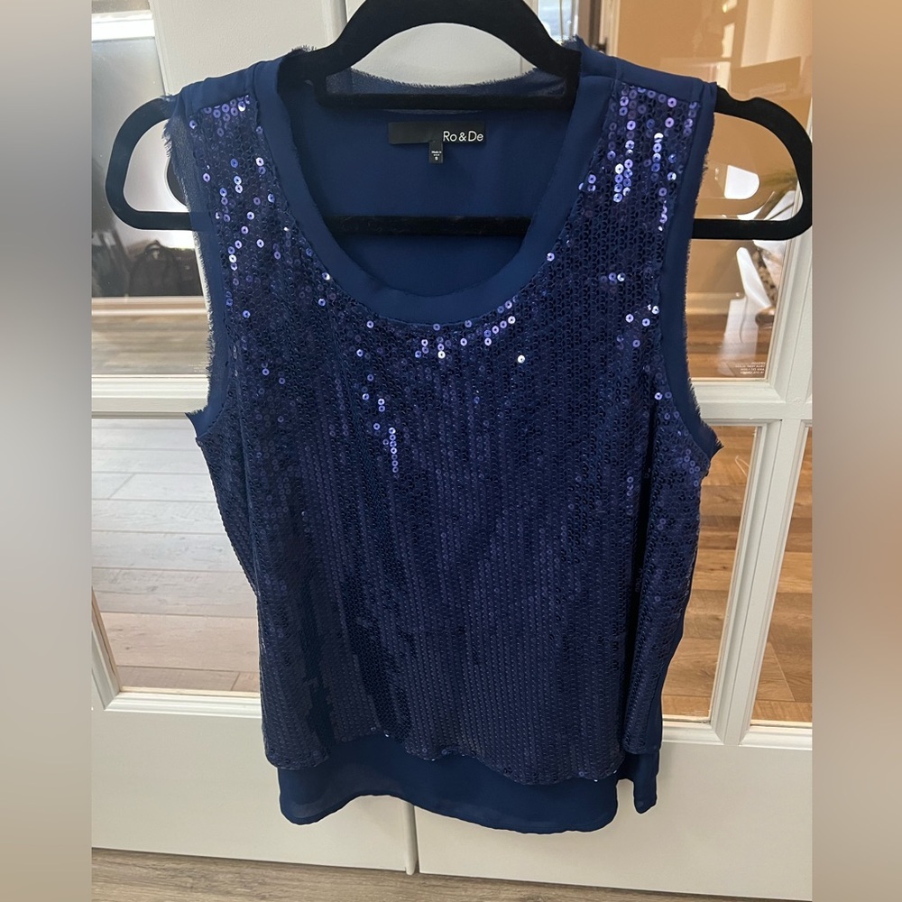Beautiful Ro & De Midnight Blue Sequin front blouse size S EUC
